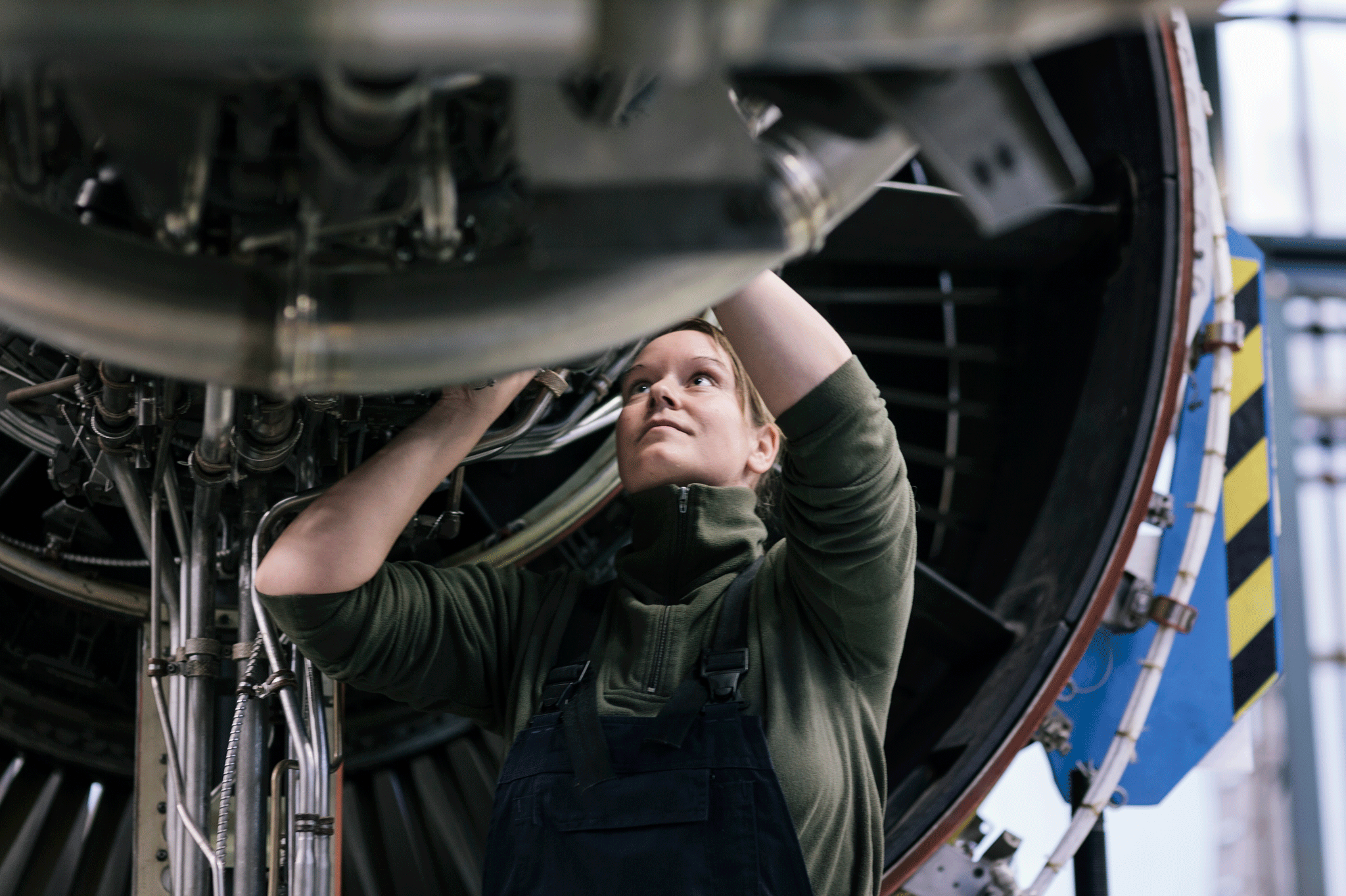 Kvinna som arbetar med en jetmotor